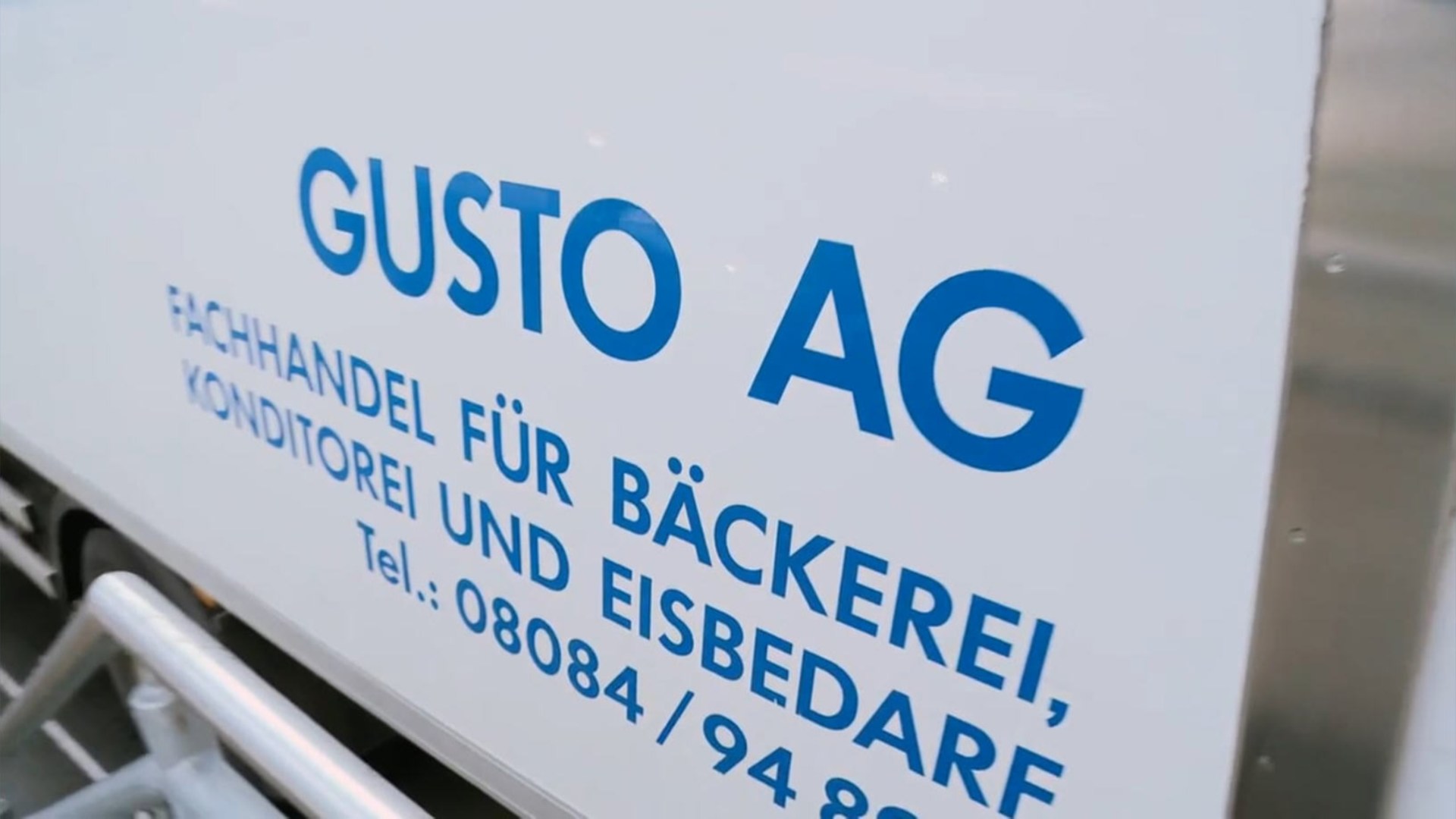 GUSTO_AG_Stapler-Kommissionierung_mit_Lithium-Ionen-Batterien