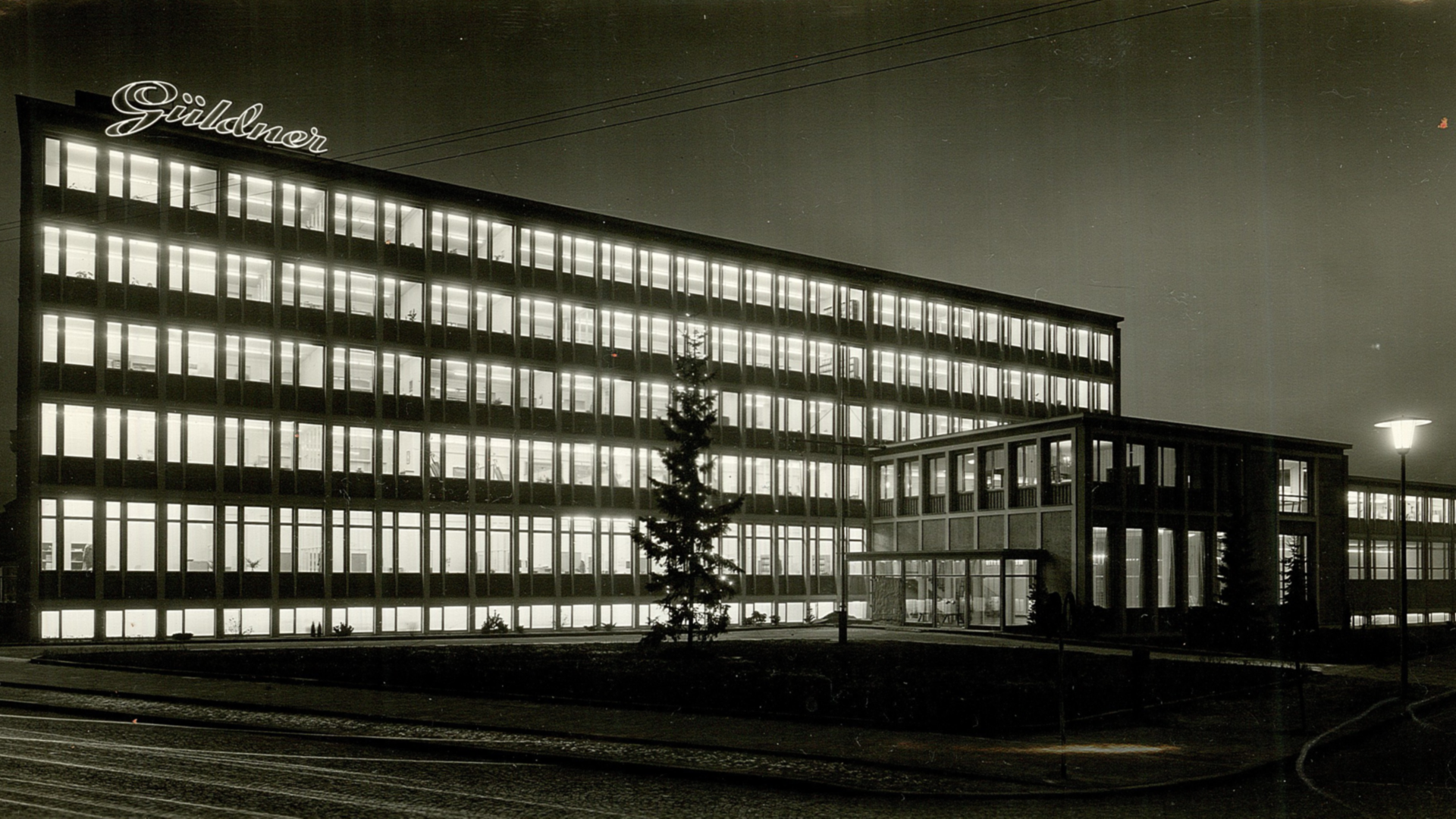 Vista nocturna del edificio de Güldner