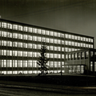 Vista nocturna del edificio de Güldner