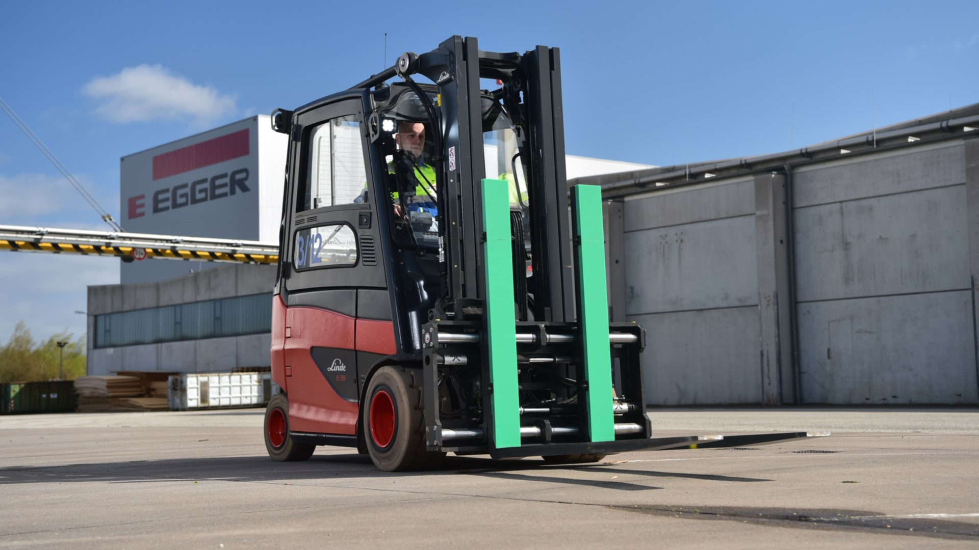 Carretilla eléctrica de Linde en acción en Egger