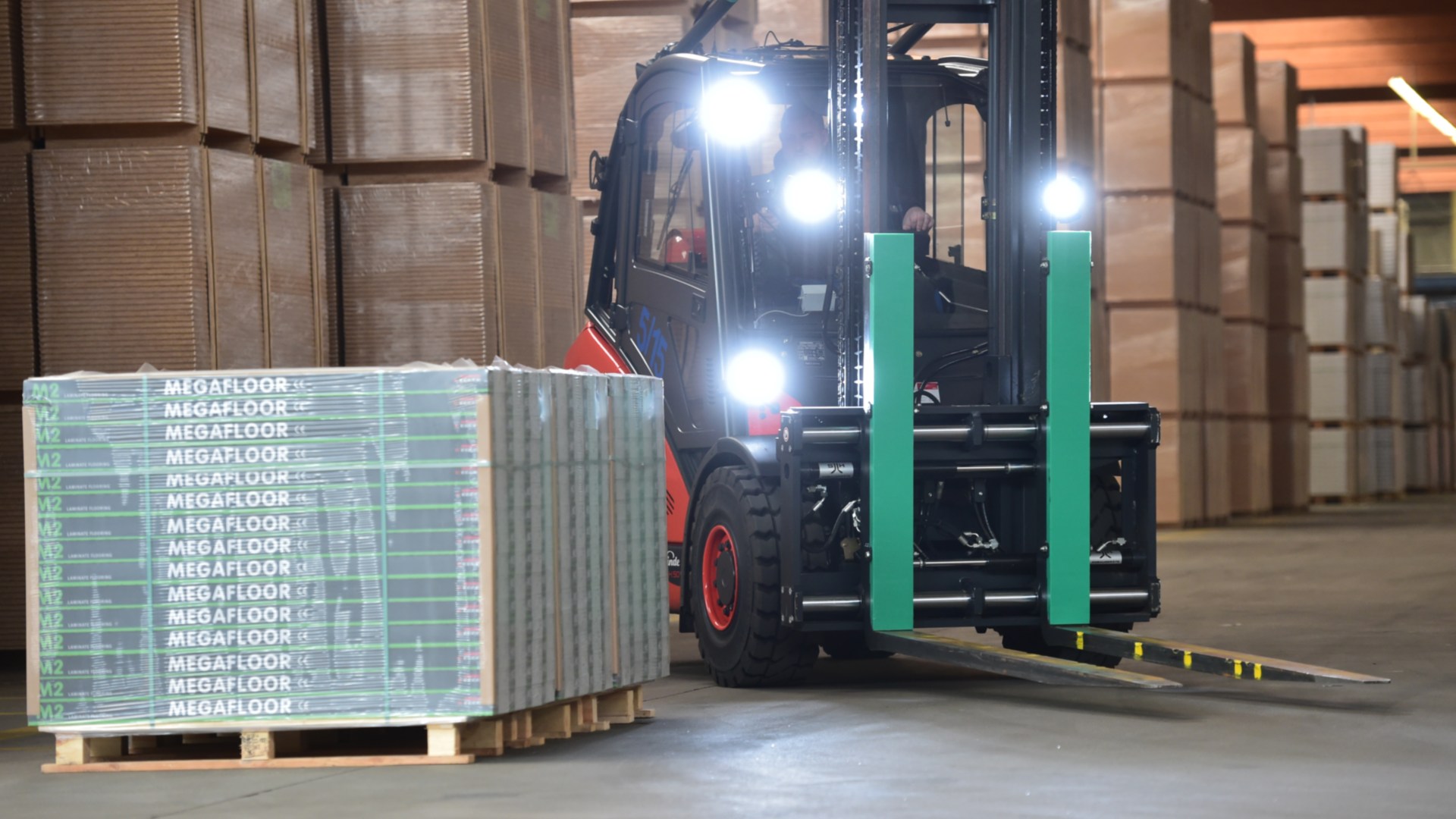 Carretilla eléctrica de Linde moviendo materiales