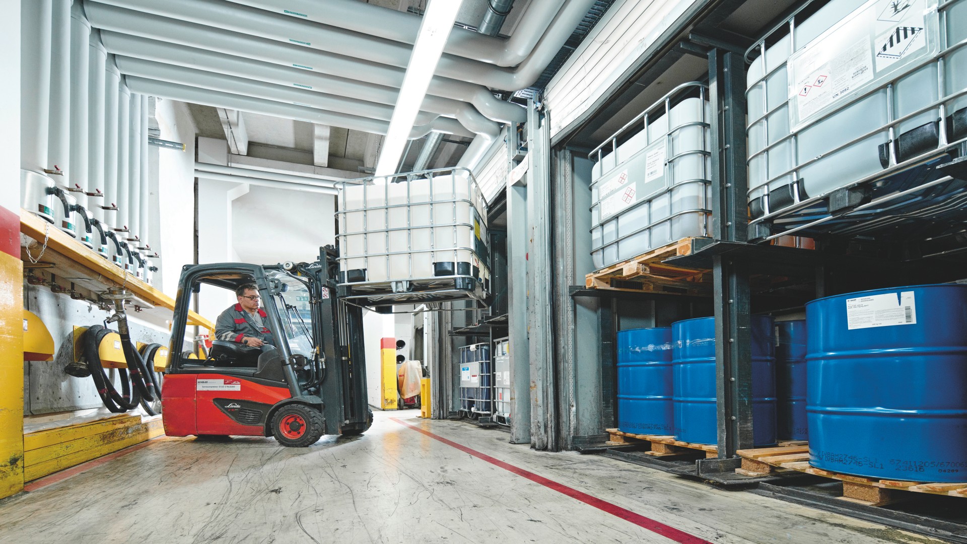 Carretilla eléctrica de Linde en acción en la empresa Sika Deutschland GmbH