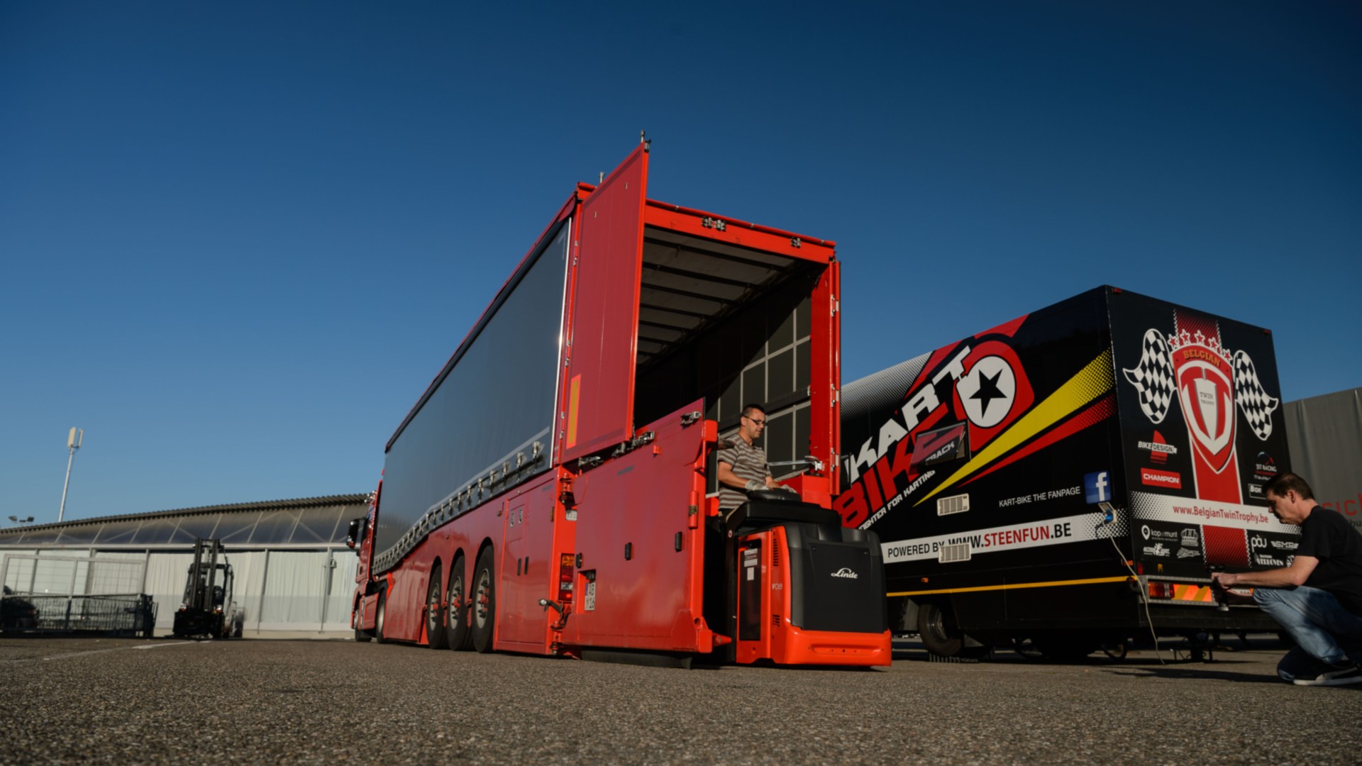 La flota de alquiler formada por carretillas elevadoras, tractores de arrastre y preparadores de pedidos se entrega en camión
