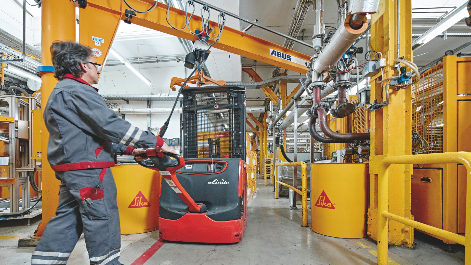 Apilador en acción en la empresa Sika Deutschland GmbH
