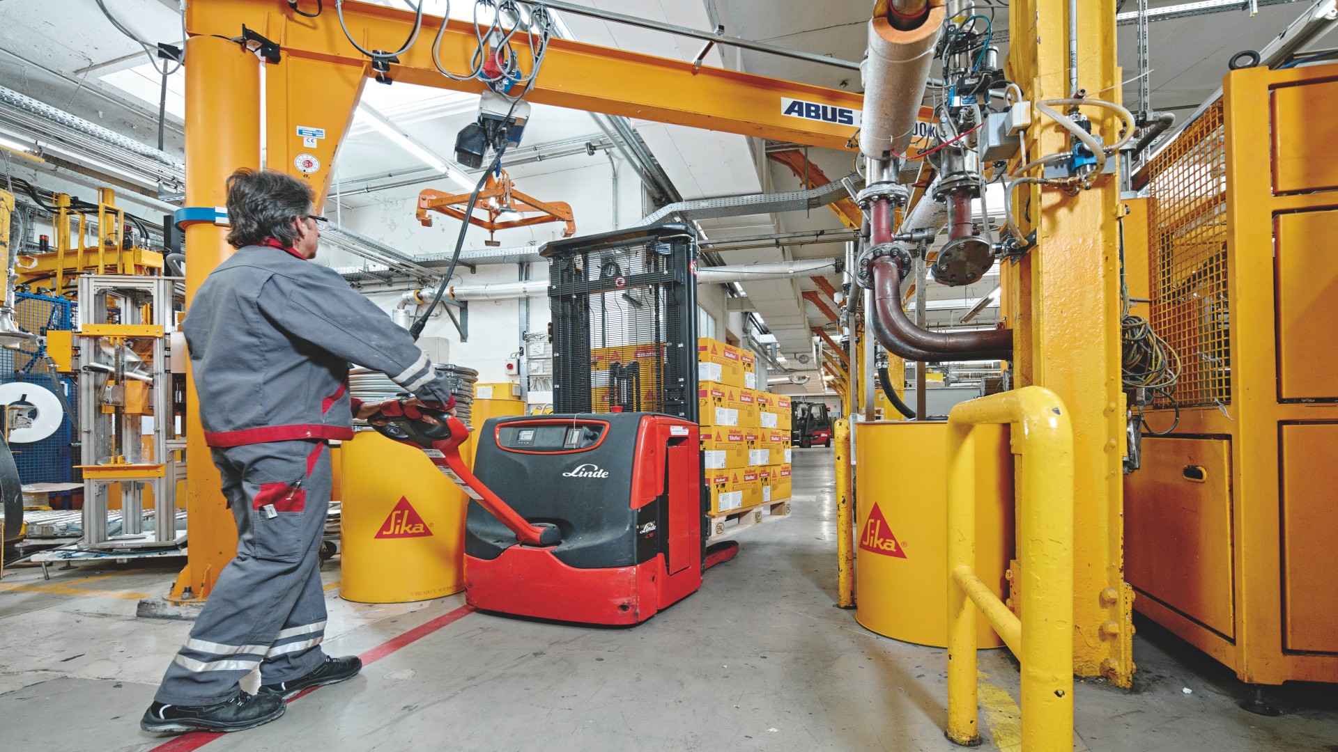 Apilador de Linde en Sika