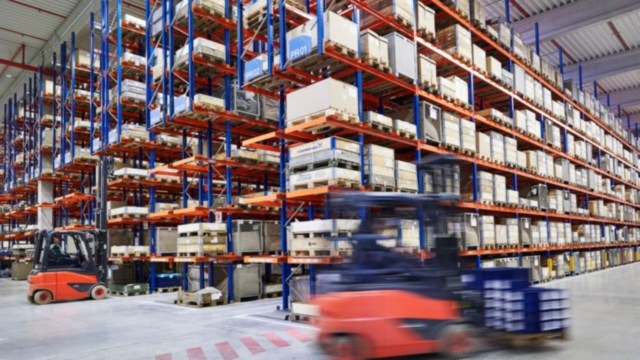 Técnico de servicio de Linde junto al vehículo